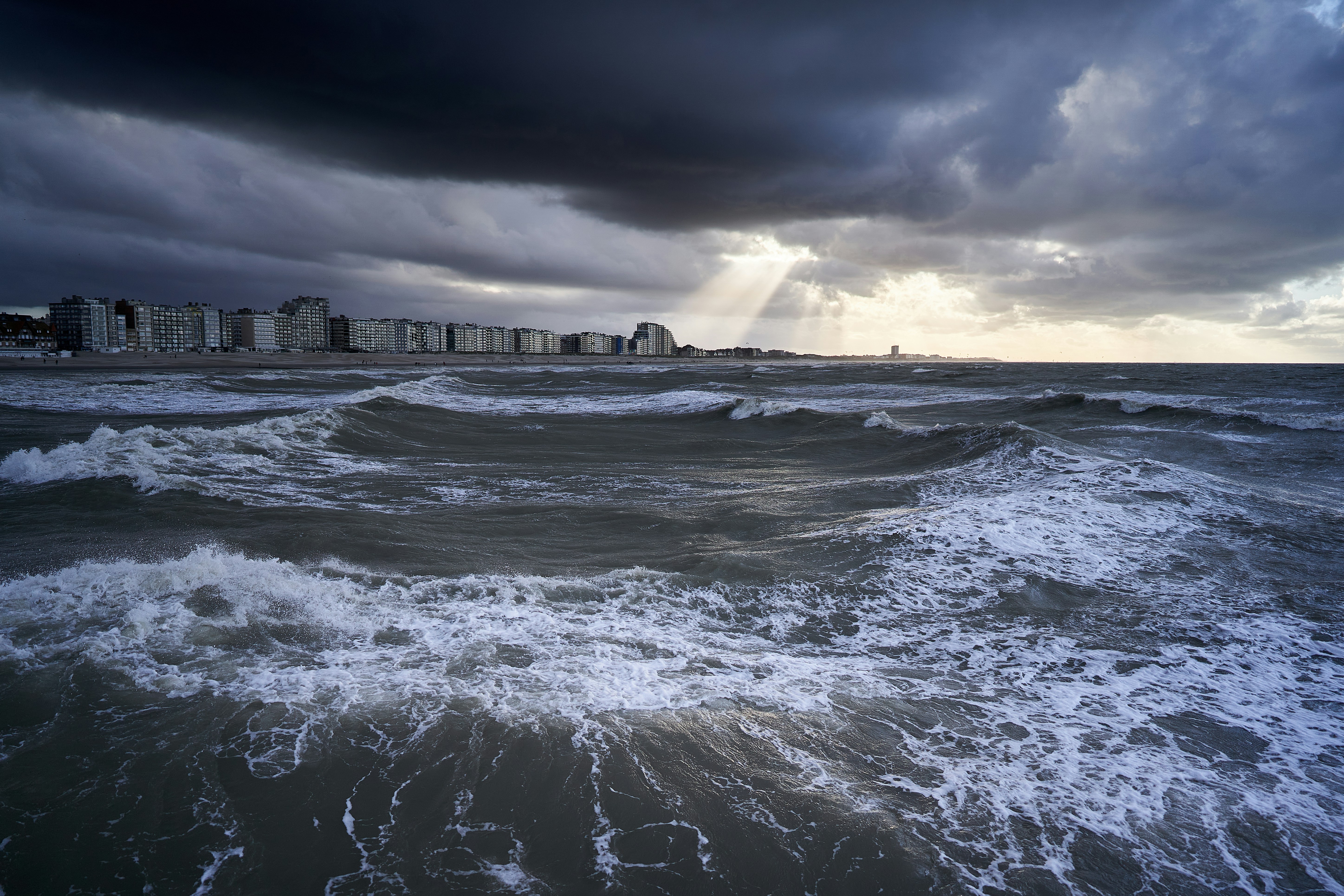 昼間に海岸に打ち寄せる海の波の写真 Unsplashで見つけるニューポートの無料写真