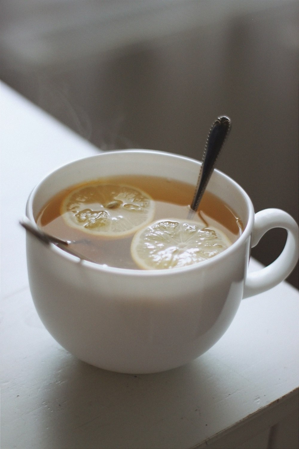 Mug en céramique blanche avec liquide jaune