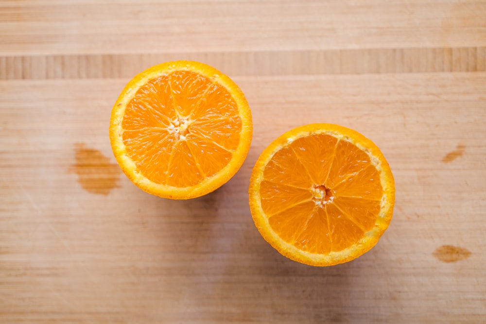 in Scheiben geschnittene Orangenfrüchte auf braunem Holztisch