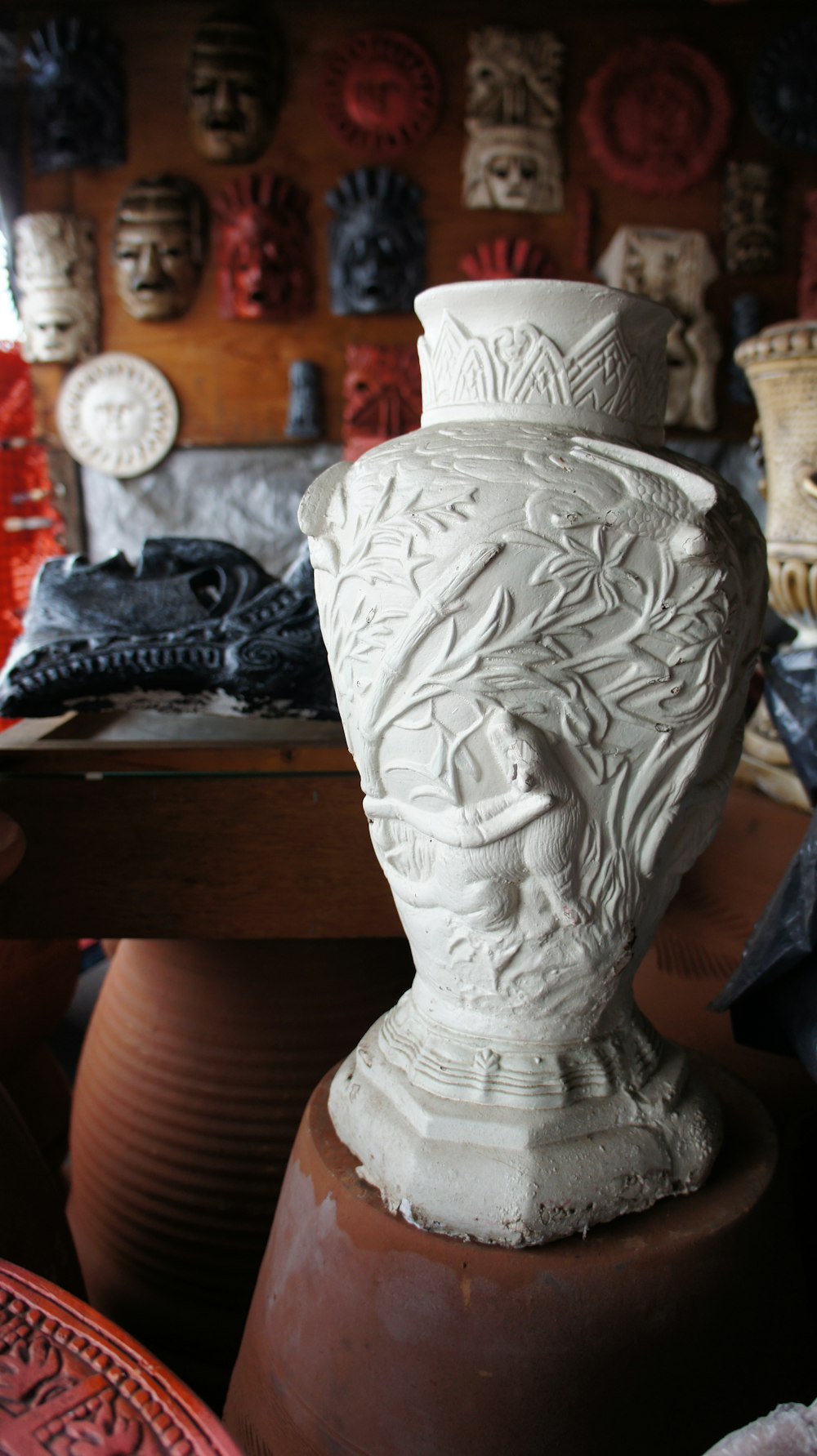 vaso in ceramica floreale bianca su tavolo in legno marrone