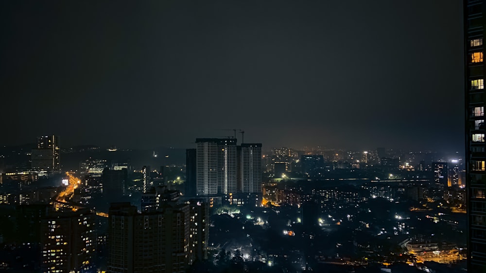 Stadt mit Hochhäusern während der Nachtzeit