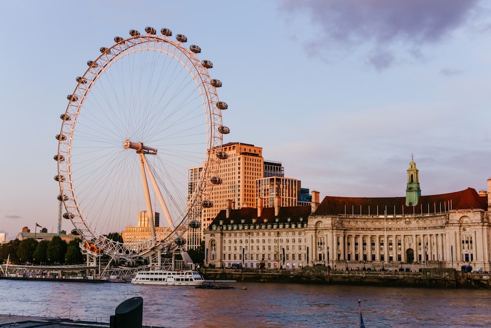 Riesenrad in der Nähe von braunem Betongebäude tagsüber