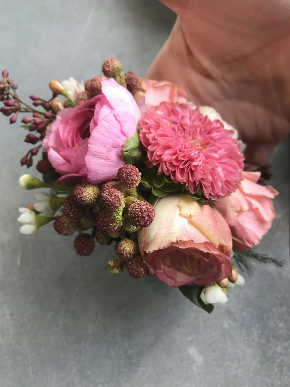 bouquet di fiori rosa e verdi
