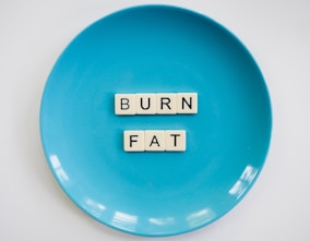 a blue plate with the words burn fat spelled on it