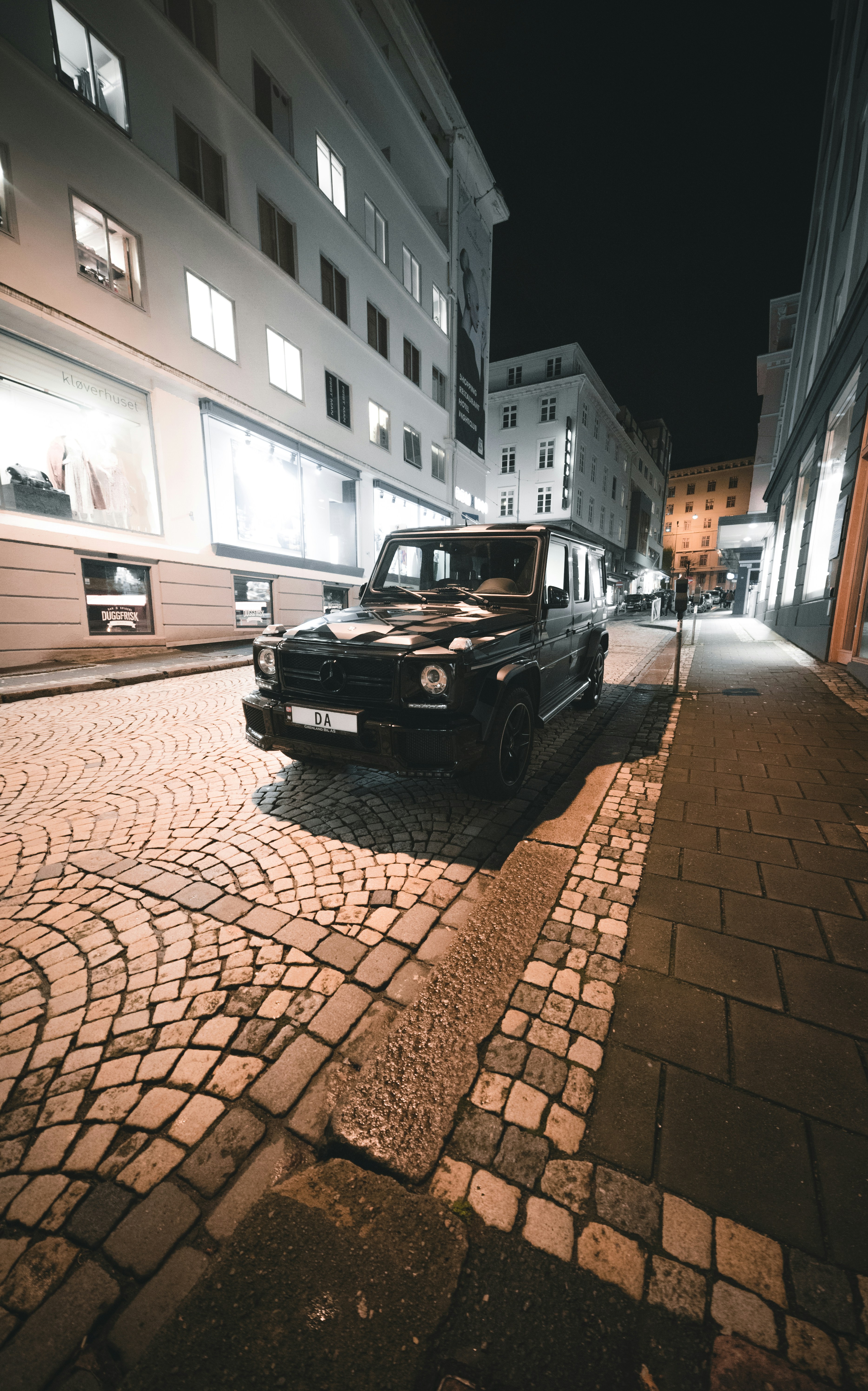 Mercedes-Benz Classe S noire sur pavés au crépuscule