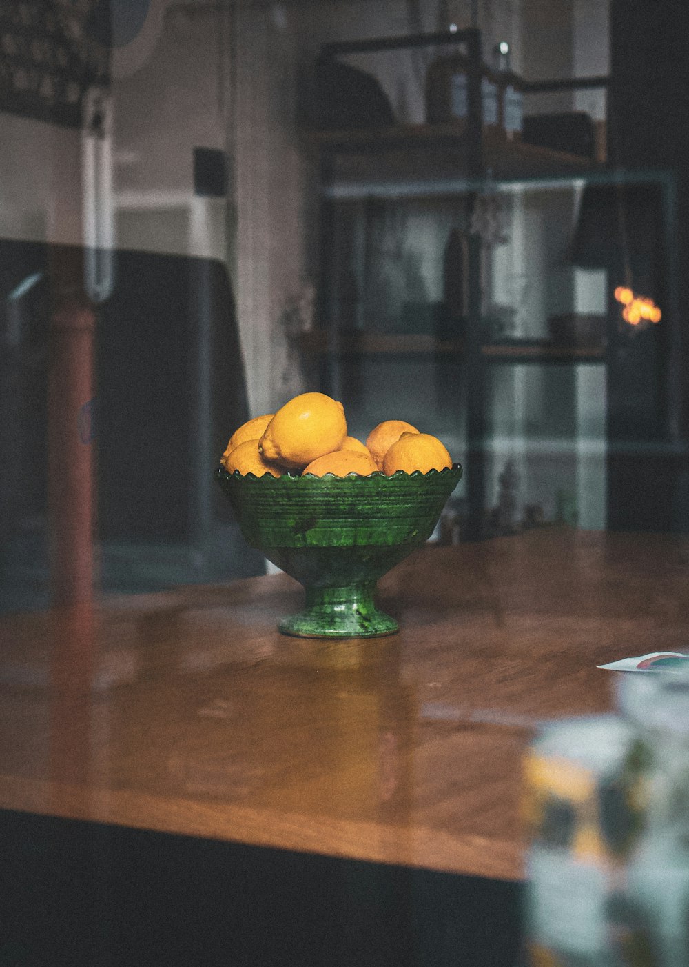 Fruits orange dans un bol en céramique verte