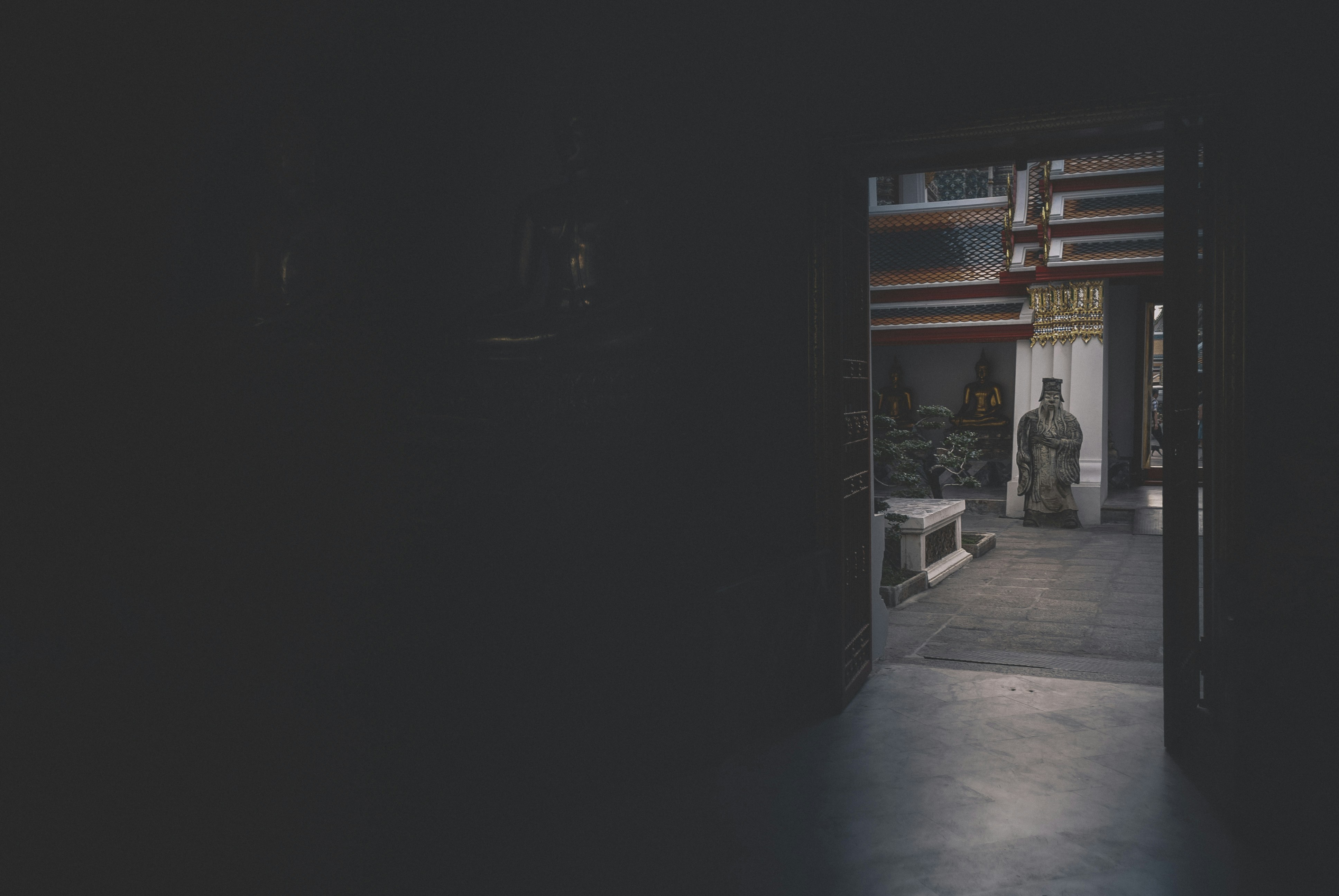 Micro-Showroom Playbook for Comic Retailers (2026): Local Discovery, Staging & Revenue