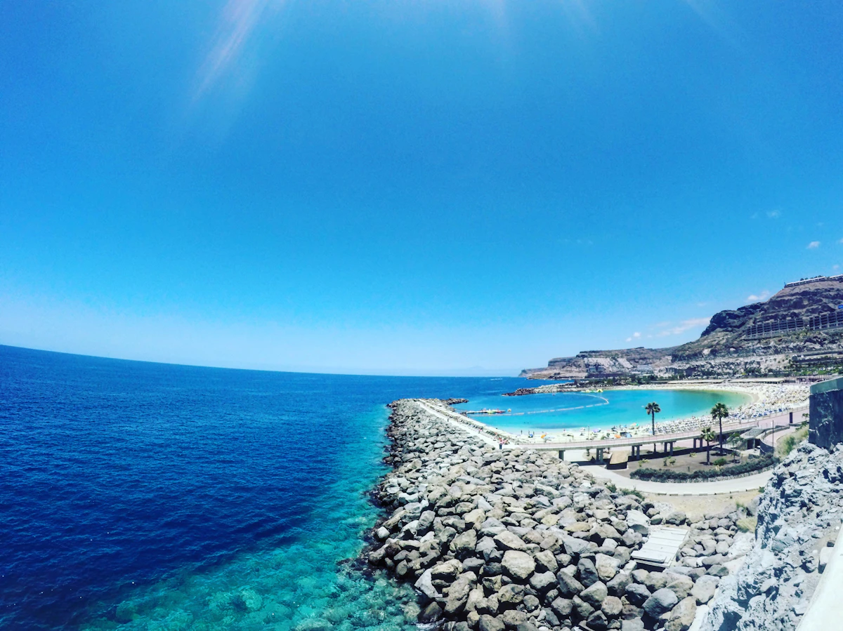Puerto Rico, Gran Canaria - marina si digul cu apa albastra
