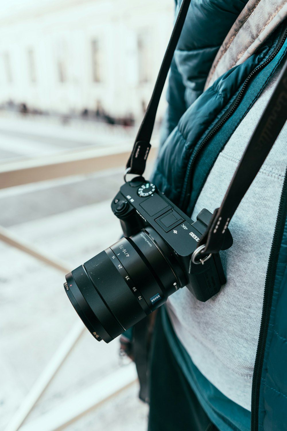 câmera preta nikon dslr na mesa branca