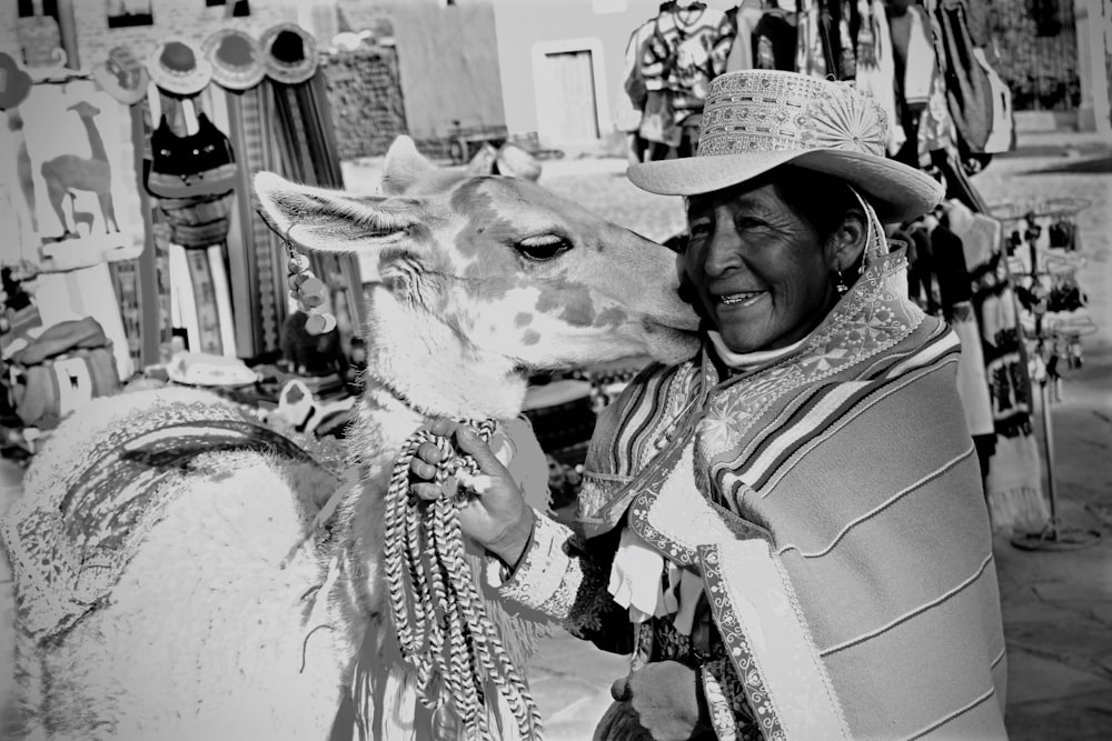 Graustufenfoto einer Frau mit Cowboyhut und Schal