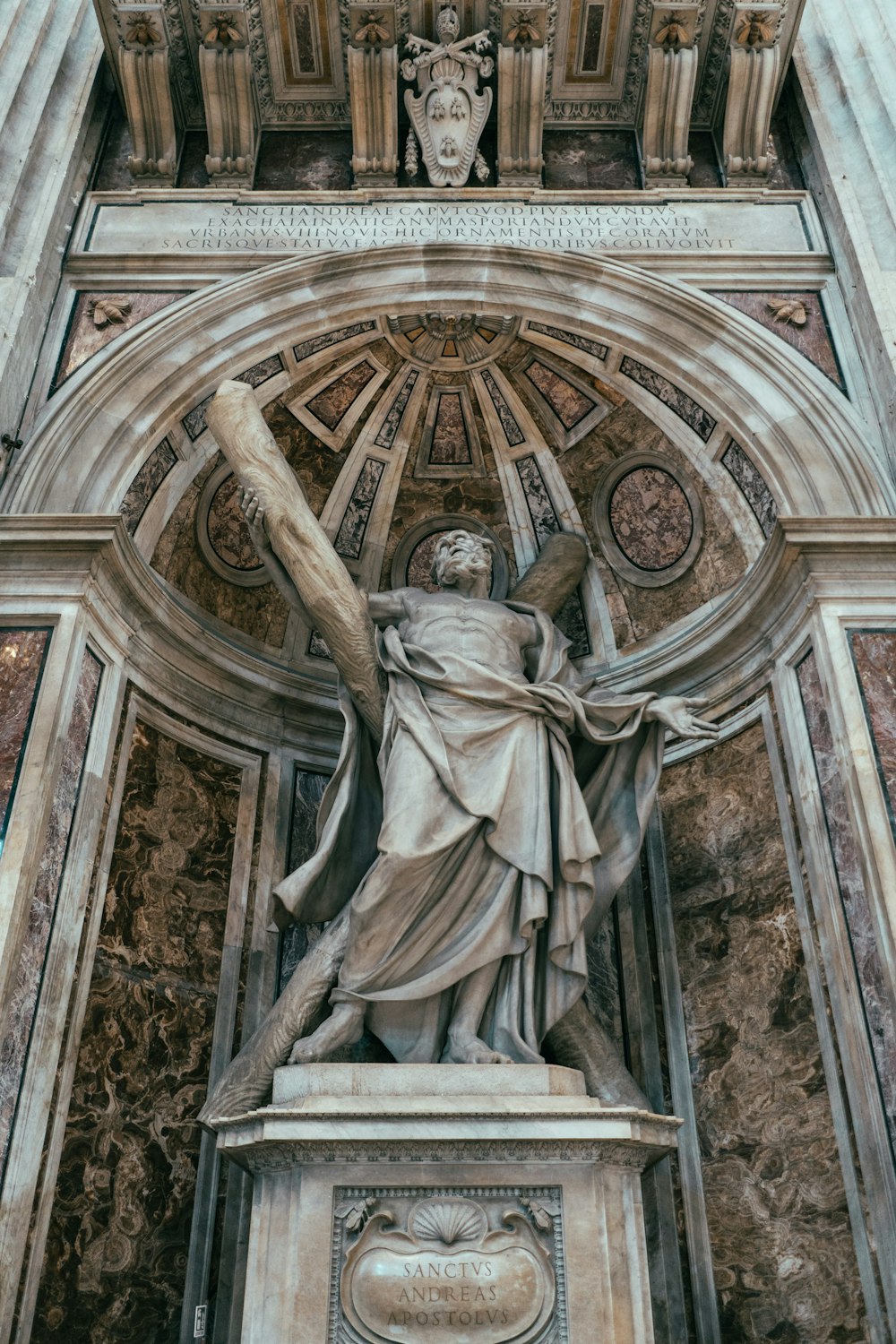 estatua de hormigón gris de un hombre