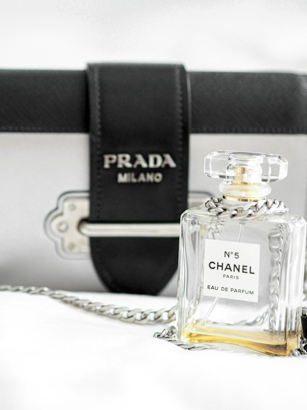 black and gold perfume bottle photo – Free Paris Image on Unsplash