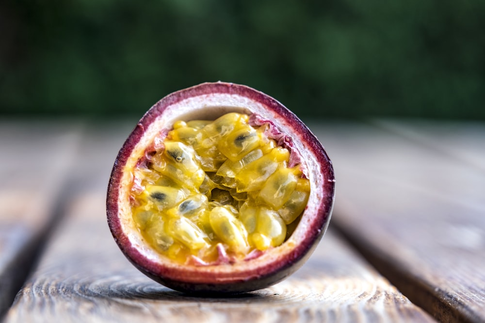 fruta redonda vermelha e amarela na mesa de madeira marrom