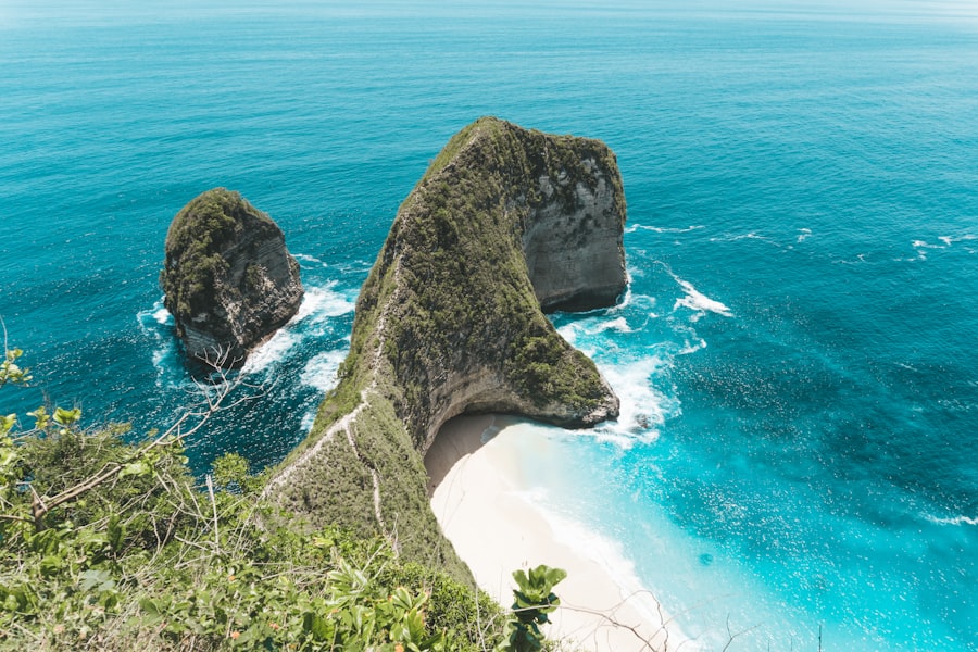 Tebing cliff jumping Nusa Penida dengan air laut jernih