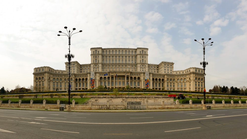 edificio in cemento beige sotto nuvole bianche durante il giorno