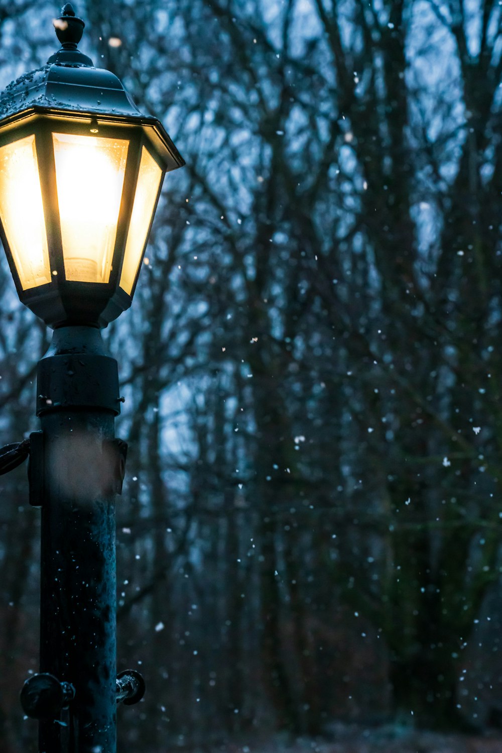 black and yellow street lamp