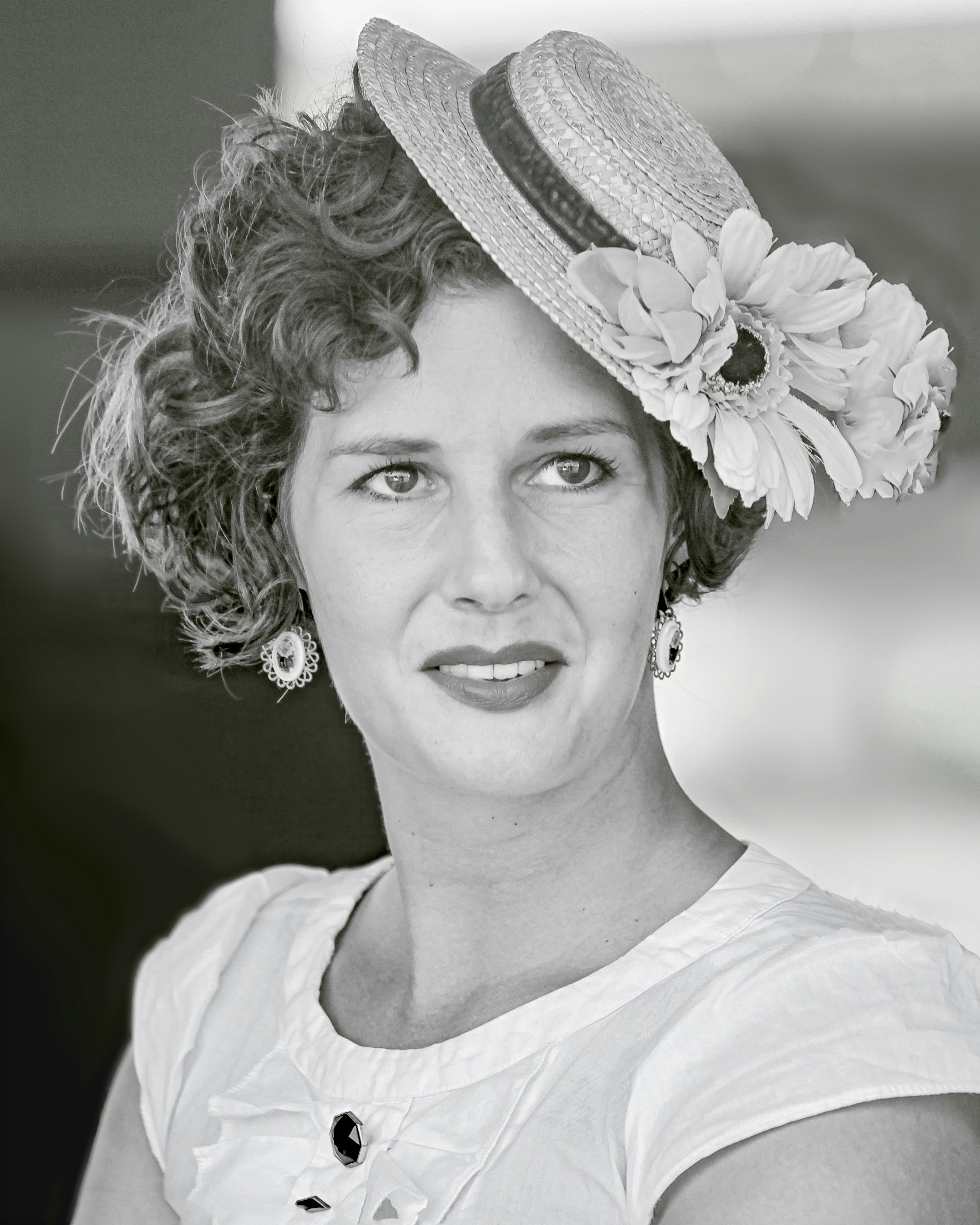 Mujer con camisa blanca de cuello redondo con diadema floral blanca