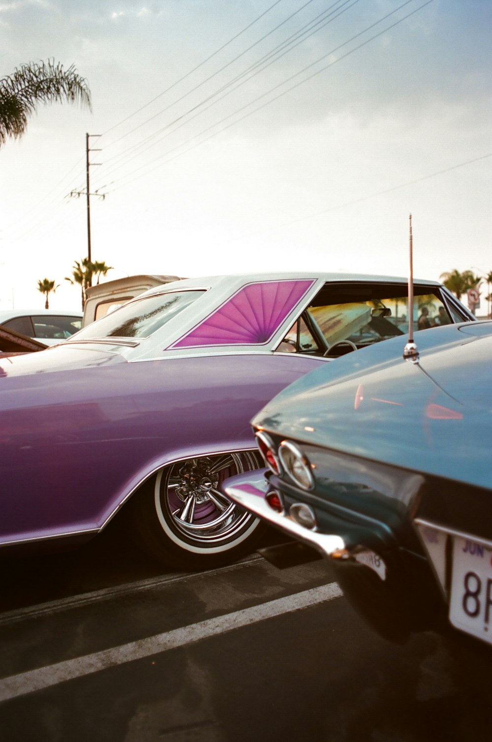 Coche morado y blanco en la carretera durante el día