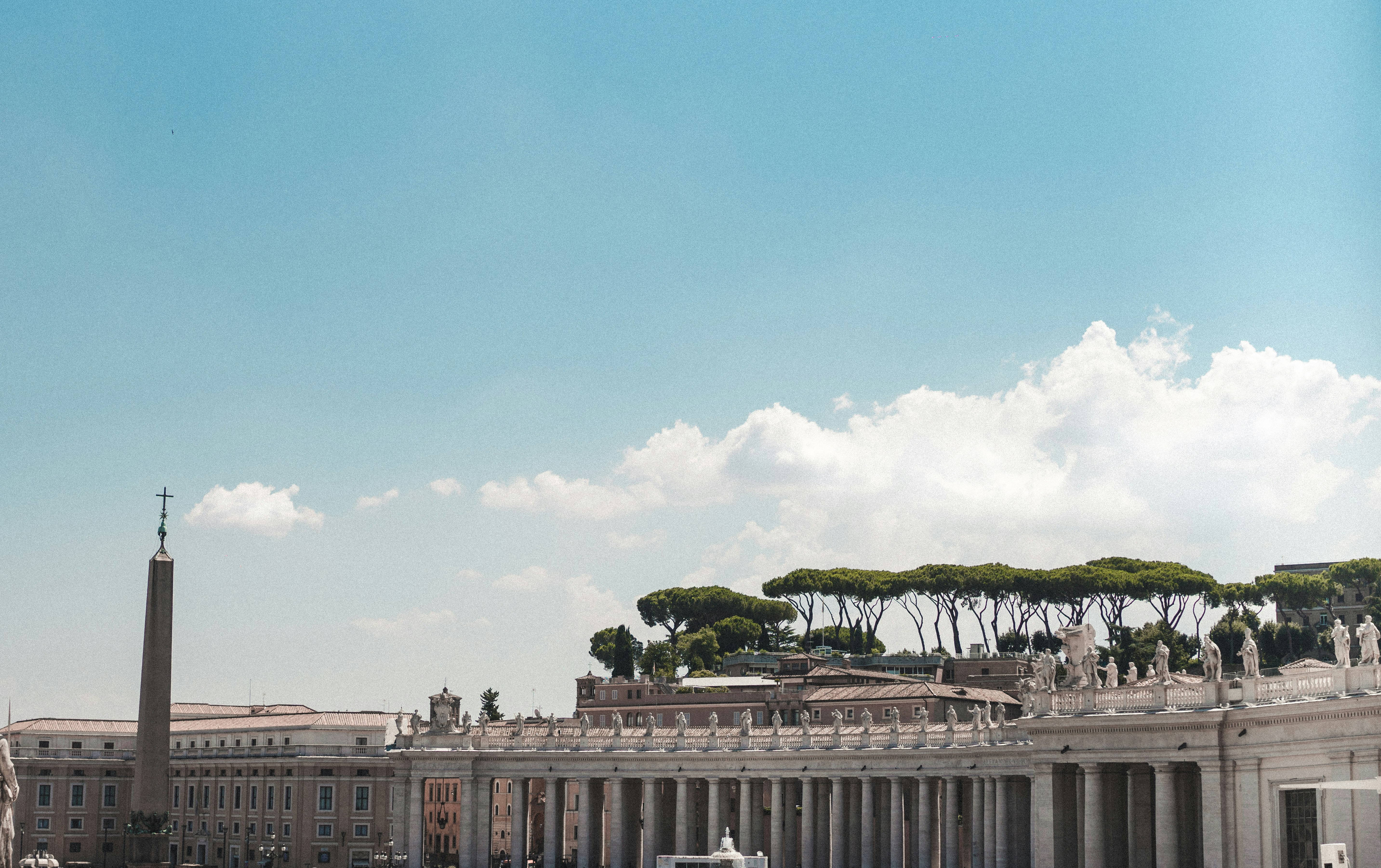 昼間の青空に白いコンクリートの建物