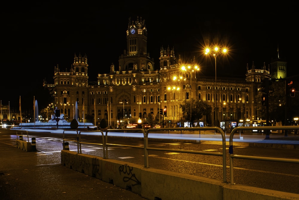 Edificio de hormigón blanco durante la noche