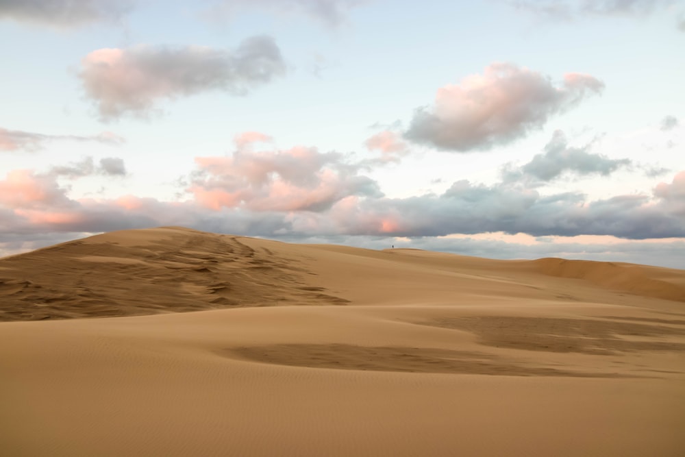 sabbia marrone sotto nuvole bianche durante il giorno