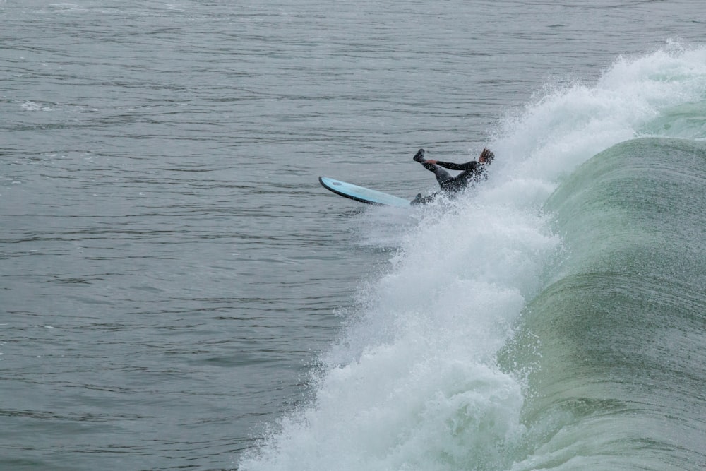 personne surfant sur les vagues de la mer pendant la journée