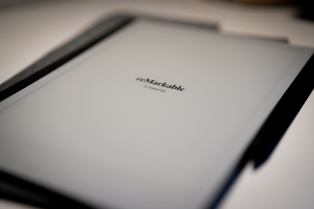 computer portatile bianco e nero