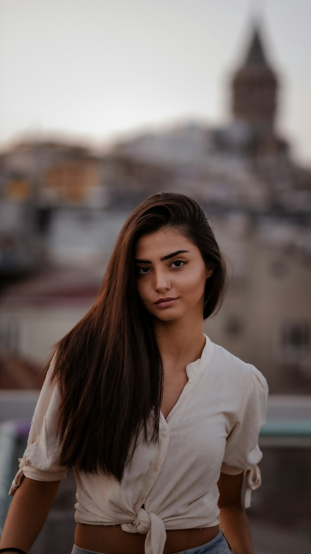 femme en chemise à col blanc