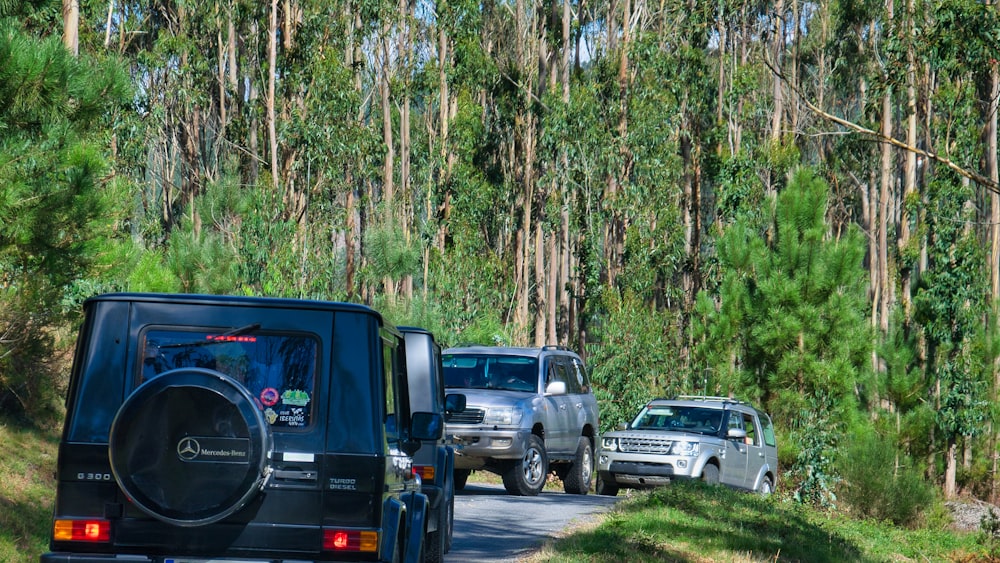 Coches aparcados en el aparcamiento durante el día