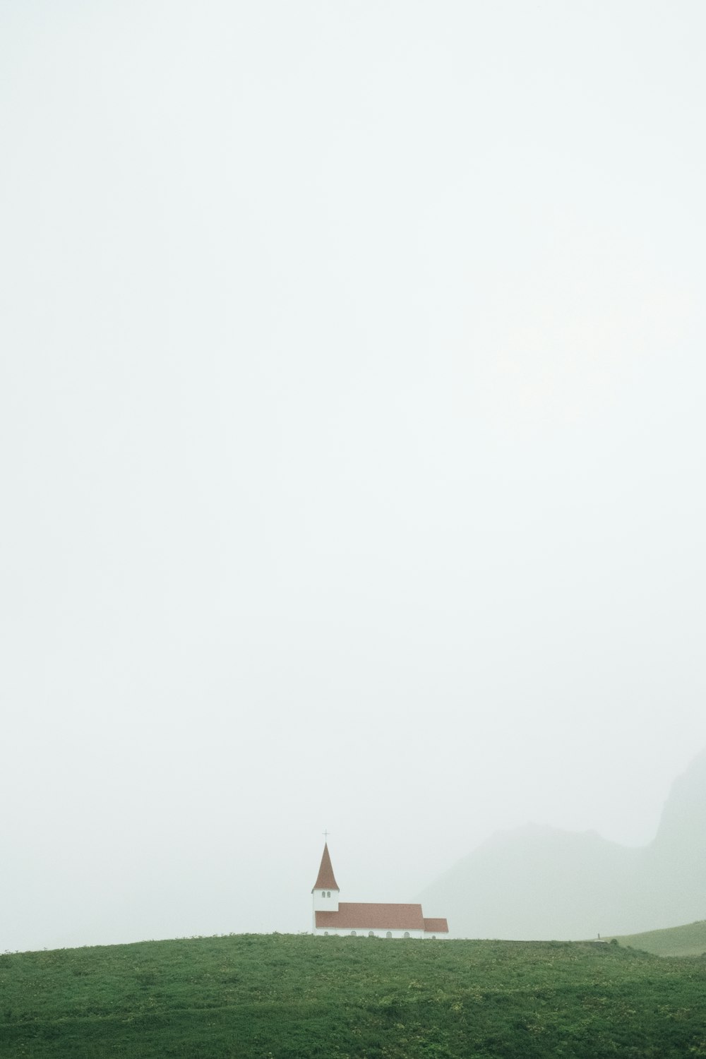 산 꼭대기에 있는 갈색과 흰색 집