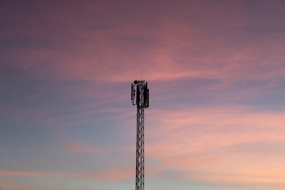 Schwarzer Metallturm unter grauem Himmel