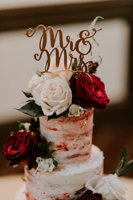 Acrylic cake topper on wedding cake