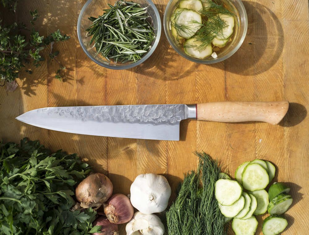 légumes et viande tranchés sur une planche à découper