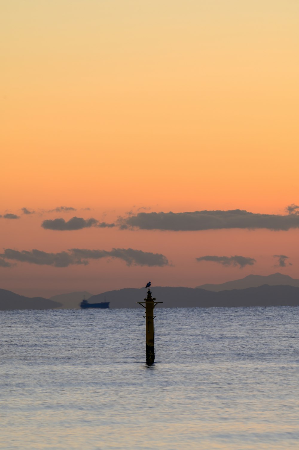 silhouette del faro durante il tramonto