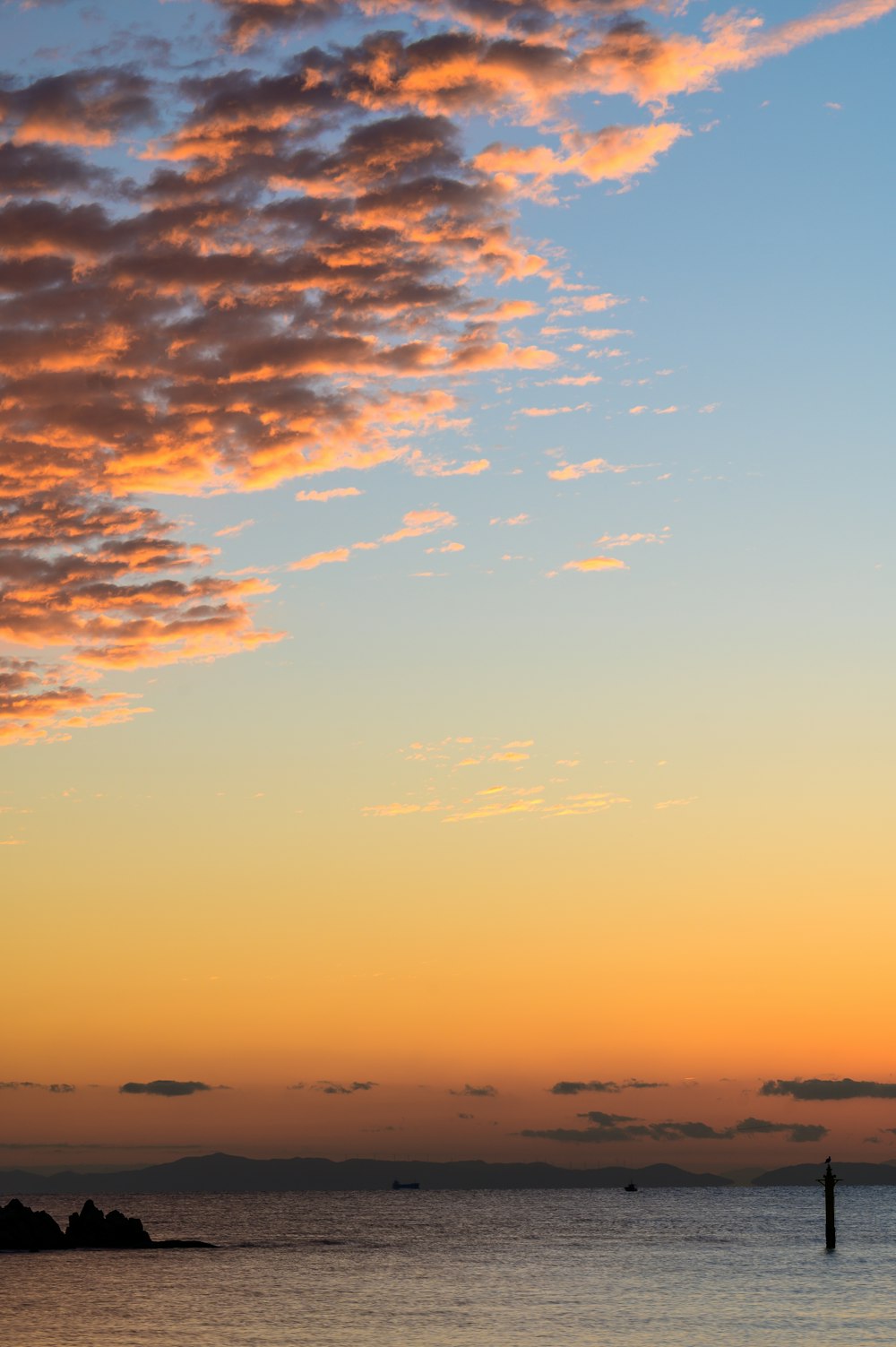 cielo blu con nuvole bianche durante il giorno