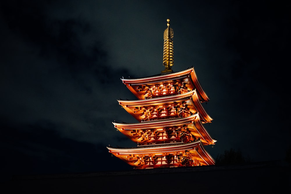 Templo de la pagoda marrón y negra