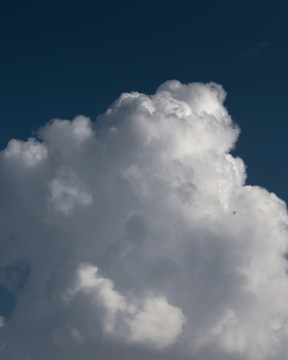 Weiße Wolken und blauer Himmel tagsüber