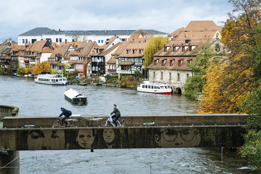 Bateau blanc sur l’eau près d’un bâtiment en béton brun pendant la journée