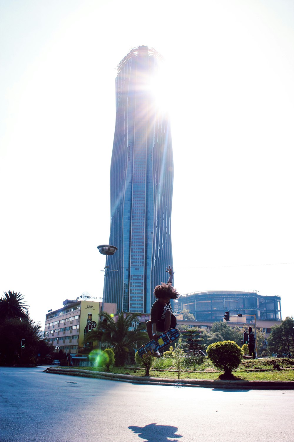 Personas caminando por el parque cerca de un edificio de gran altura durante el día