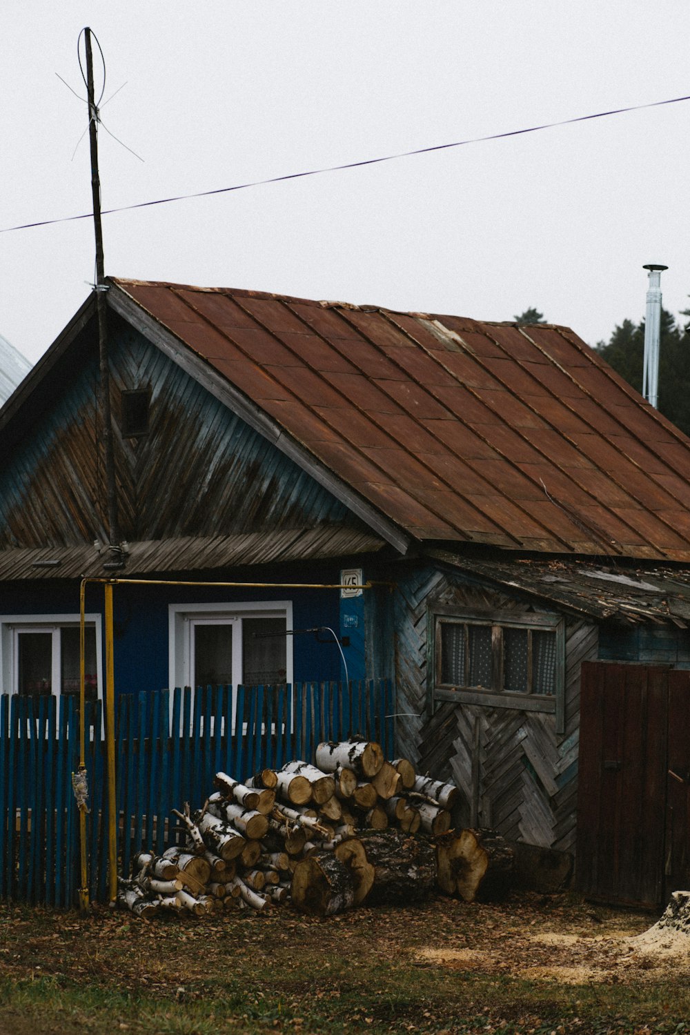 Braunes Holzhaus unter blauem Himmel tagsüber