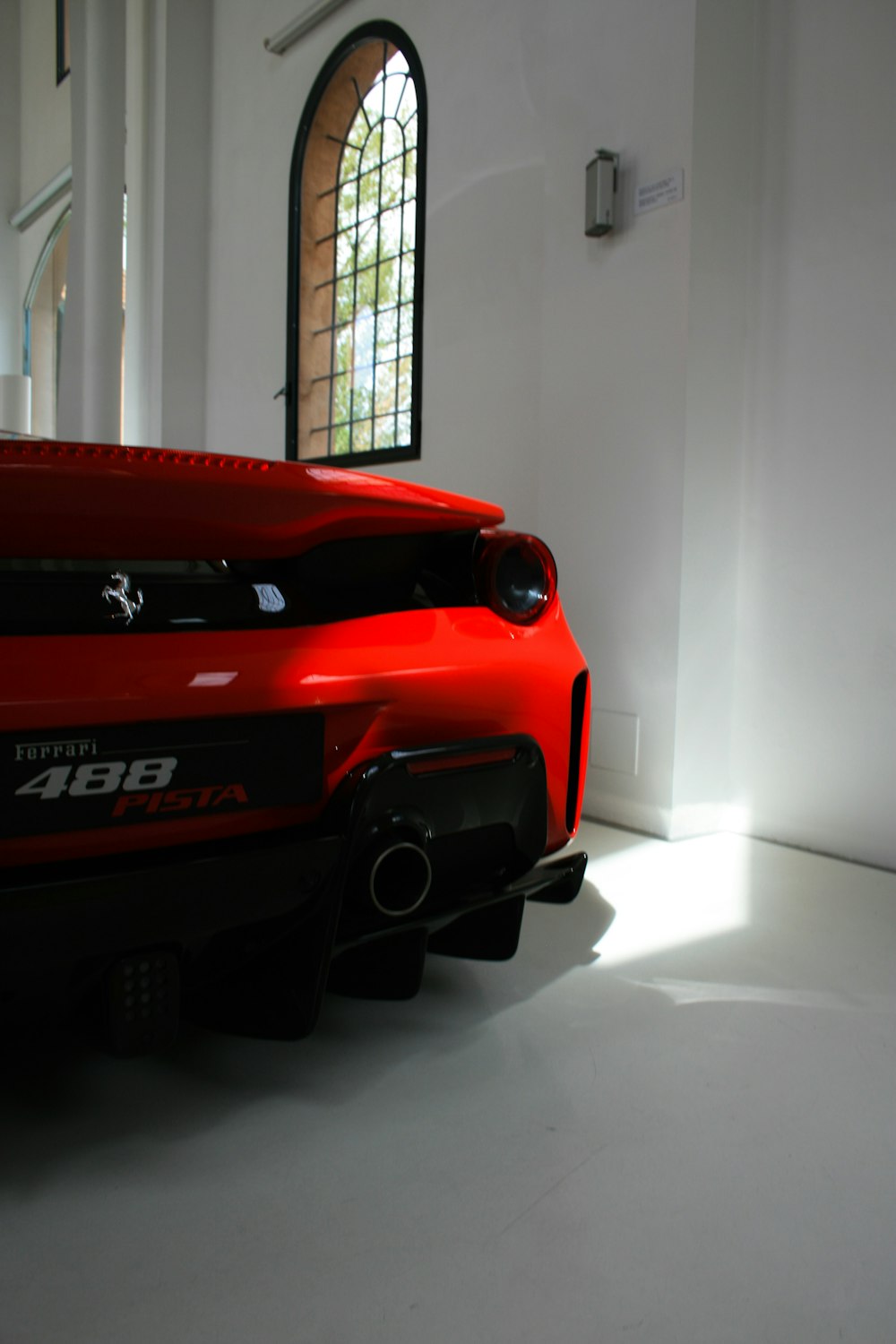 Maqueta a escala de coche Ferrari rojo