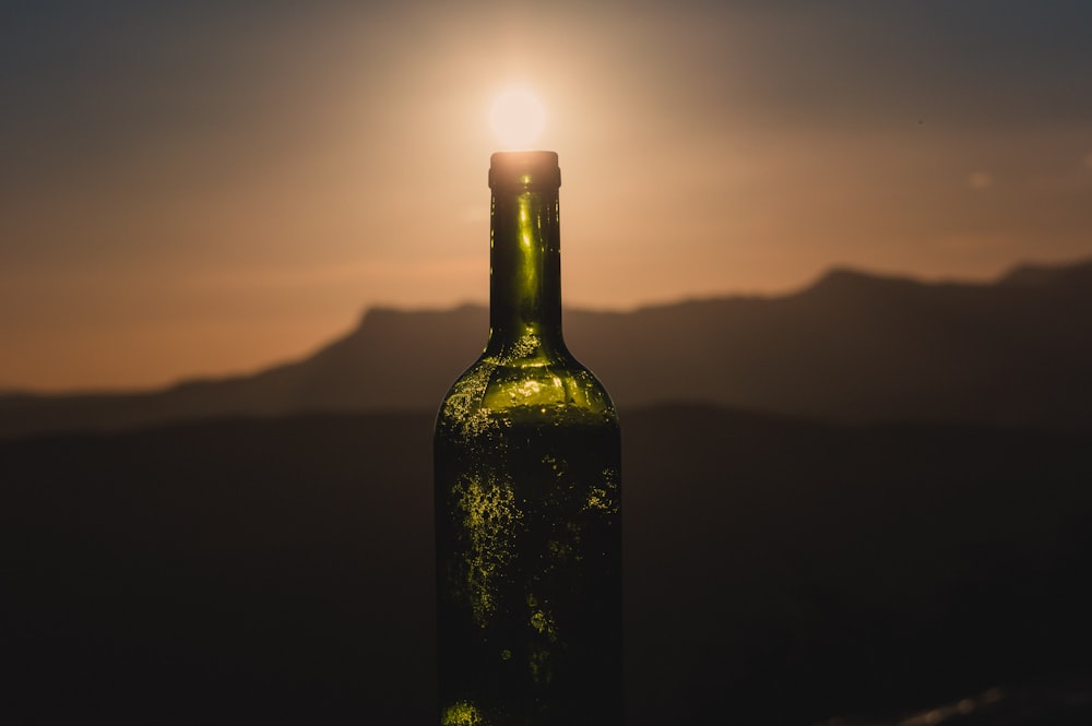 Siluetta della bottiglia durante il tramonto