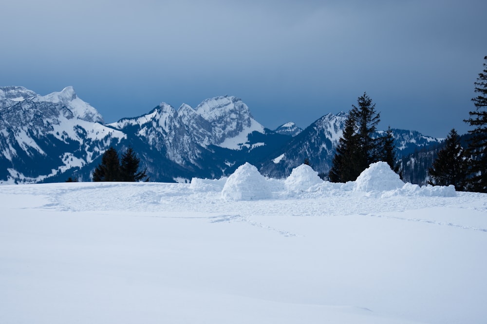 Schneebedeckter Berg tagsüber