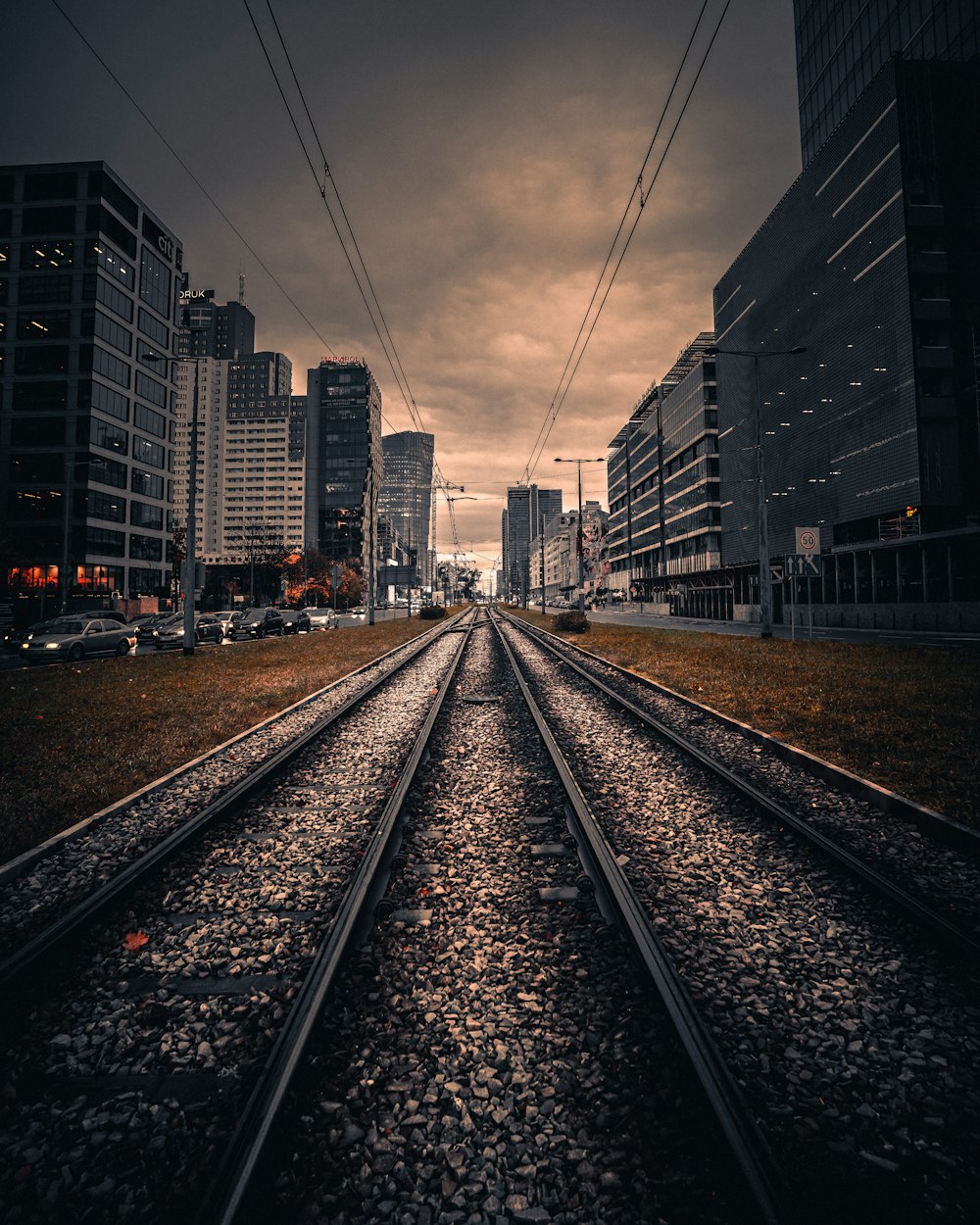 Zug Bahn in der Stadt tagsüber