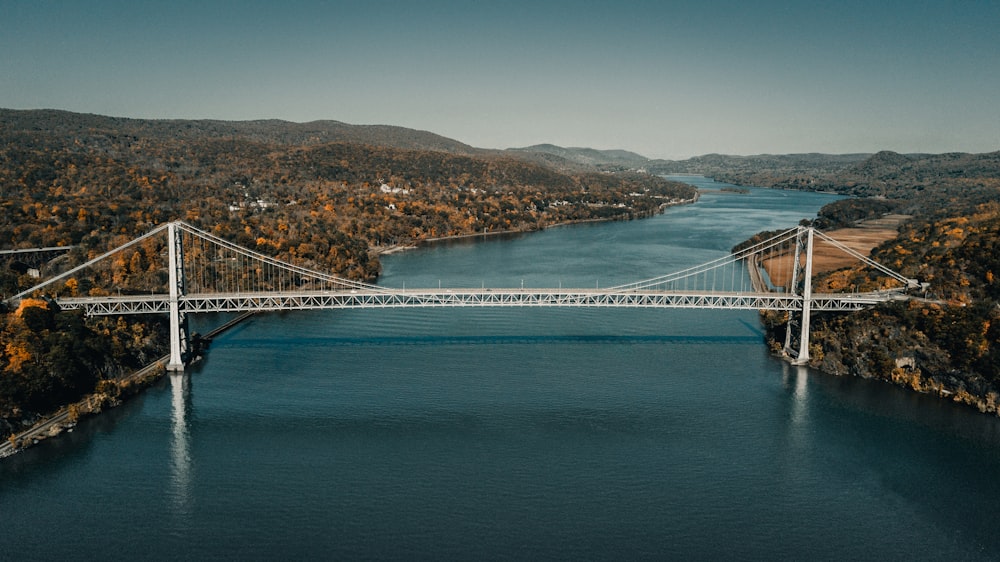 Weiße Brücke über blaues Meer tagsüber