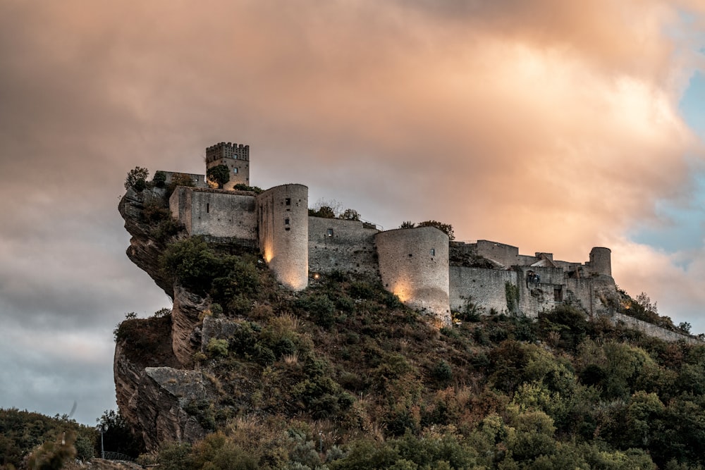 Castillo de hormigón gris bajo un cielo nublado durante el día