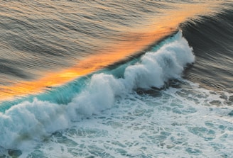 ocean waves crashing on shore during daytime