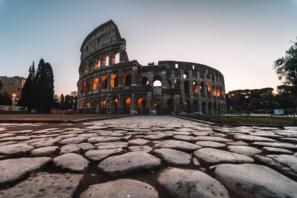 costruzione di cemento grigio durante il giorno