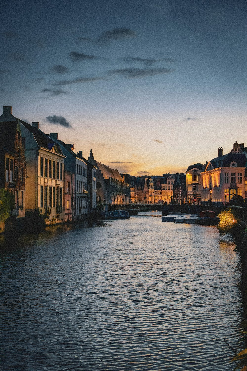 rivière entre les maisons pendant la journée