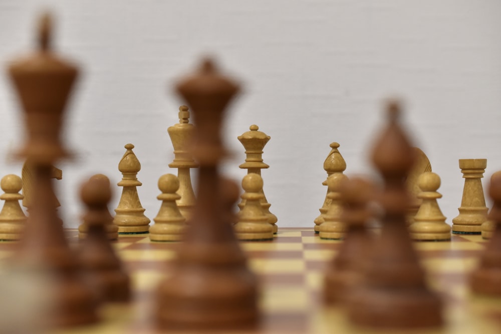 Pezzo degli scacchi marrone su superficie bianca